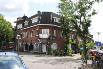 904313 Gezicht op de hoek van de Anna Maria van Schurmanstraat (links) en de Spieghelstraat (rechts) te Utrecht.